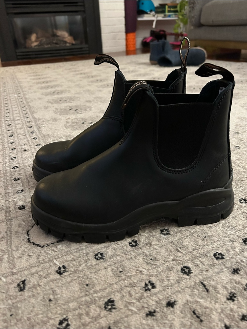 2240 lug sole blundstone chelsea boots women’s
